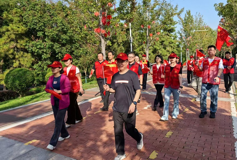 9月30日，市政協(xié)及各民主黨派市委會、市工商聯(lián)機關(guān)開展“我們的節(jié)日--雙節(jié)同慶 健康伴行”健步走活動。.jpg